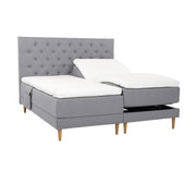 Harmaat Hilding Cross -moottorisängyt tammenvärisillä Hilding Raita -tammijaloilla, erillisillä Hilding Ergo -sijauspatjoilla ja Hilding -tarviketaskulla. Kuvan Cross -sängynpääty myydään erikseen.