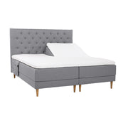 Harmaat Hilding Cross -moottorisängyt tammenvärisillä Hilding Raita -tammijaloilla, erillisillä Hilding Ergo -sijauspatjoilla ja Hilding -tarviketaskulla. Kuvan Cross -sängynpääty myydään erikseen.