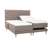 Hiekanväriset Hilding Cross -moottorisängyt tammenvärisillä Hilding Raita -tammijaloilla, erillisillä Hilding Ergo -sijauspatjoilla ja Hilding -tarviketaskulla. Kuvan Cross -sängynpääty myydään erikseen.