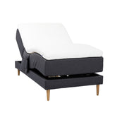 Antrasiitinvärinen Hilding Cross -moottorisänky tammenvärisillä Hilding Raita -tammijaloilla, Hilding Ergo -sijauspatjalla ja Hilding -tarviketaskulla.