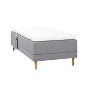 Harmaa Hilding Cross -moottorisänky tammenvärisillä Hilding Raita -tammijaloilla, Hilding Ergo -sijauspatjalla ja Hilding -tarviketaskulla.