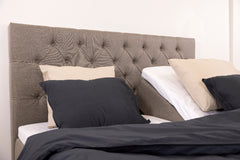 Kuvassa on yhdistetty Hilding Cross -moottorisänkyyn erikseen myytävä napillinen Hilding Cross -sängynpääty hiekanvärisenä.