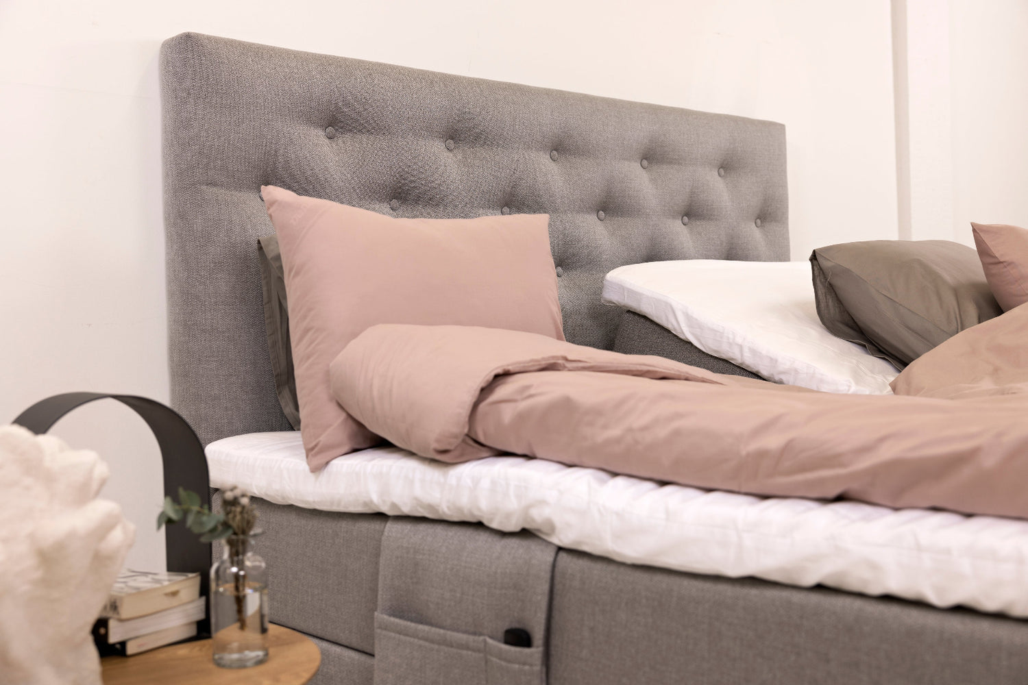 Harmaat Hilding Feel -moottorisängyt. Kuvan sängyn Feel -sängynpääty ja tarviketasku & petivaatteet myydään erikseen.