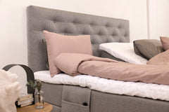 Harmaat Hilding Feel -moottorisängyt. Kuvan sängyn Feel -sängynpääty ja tarviketasku & petivaatteet myydään erikseen.