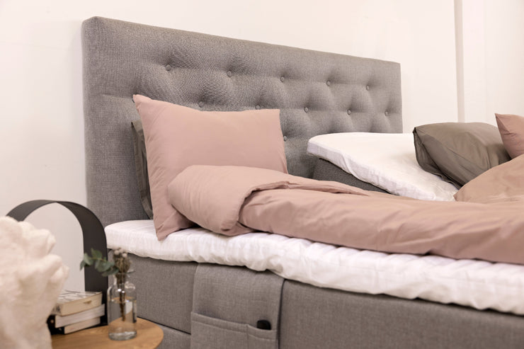 Harmaat Hilding Feel -moottorisängyt. Kuvan sängyn Feel -sängynpääty ja tarviketasku & petivaatteet myydään erikseen.