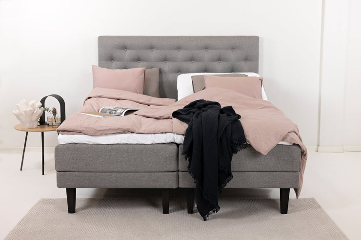 Harmaat Hilding Feel Ergo -moottorisängyt hiilenmustilla Royal -tammijaloilla. Kuvan sängyn Feel -sängynpääty ja tarviketasku & petivaatteet myydään erikseen.