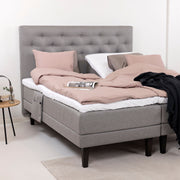 Harmaat Hilding Feel Ergo -moottorisängyt hiilenmustilla Royal -tammijaloilla. Kuvan sängyn Feel -sängynpääty ja tarviketasku & petivaatteet myydään erikseen.