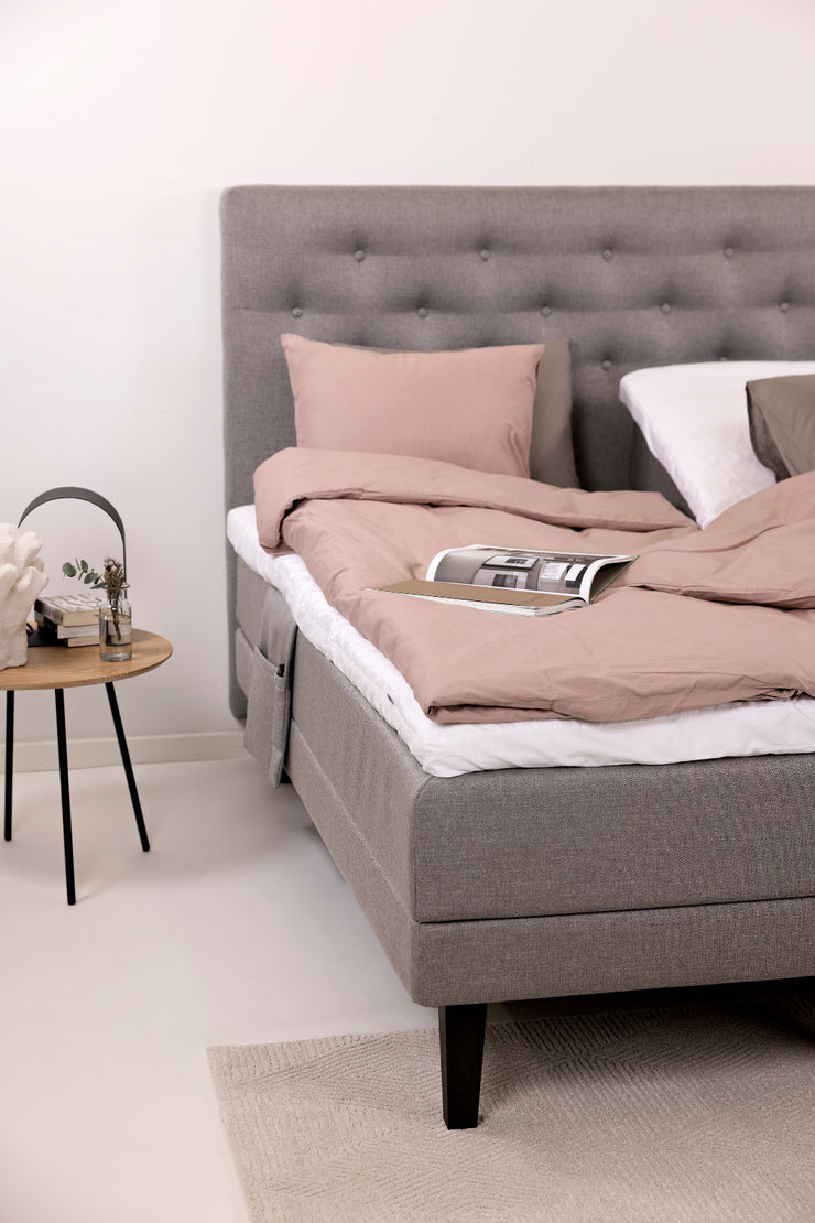 Harmaat Hilding Feel Ergo -moottorisängyt hiilenmustilla Royal -tammijaloilla. Kuvan sängyn Feel -sängynpääty ja tarviketasku & petivaatteet myydään erikseen.