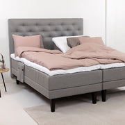 Harmaat Hilding Feel -moottorisängyt hiilenmustilla Royal -tammijaloilla. Kuvan sängyn Feel -sängynpääty ja tarviketasku & petivaatteet myydään erikseen.