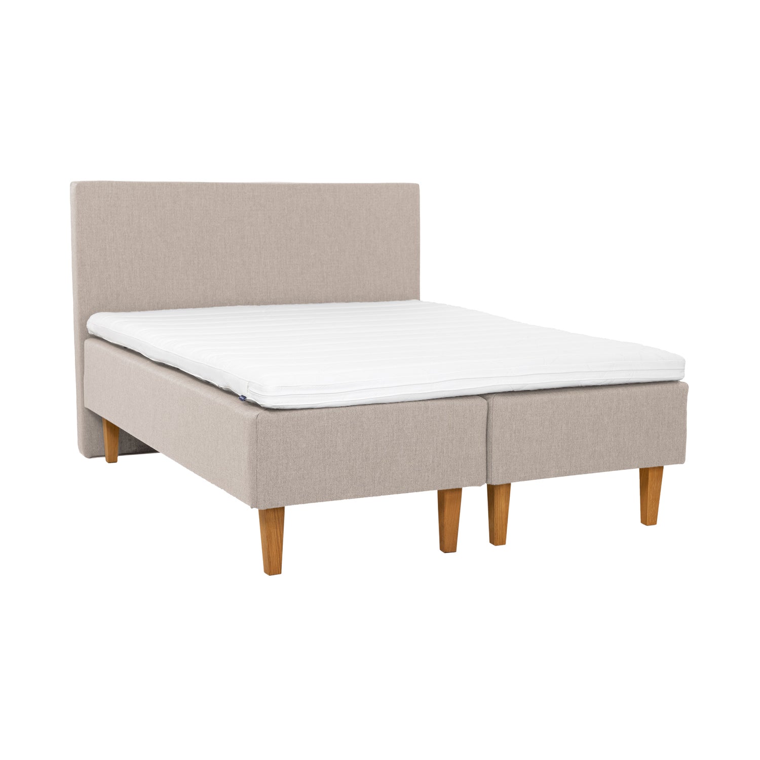 Beigenväriset Hilding Original -runkopatjat luonnonvärisillä 23 cm korkeilla Royal -tammijaloilla ja yhtenäisellä profiloidulla Hilding -kimmovaahtosijauspatjalla. Kuvan sängynpääty myydään erikseen.