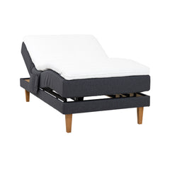 Antrasiitinvärinen Hilding Feel -moottorisänky 120 x 200 cm luonnonvärisillä 23 cm korkeilla Royal -tammijaloilla ja Hilding Hybrix Air Coolmax -sijauspatjalla. Kuvan tarviketasku myydään erikseen.