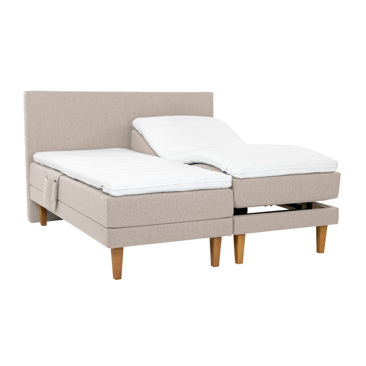 Beigenväriset Hilding Original -moottorisänkypaketit luonnonvärisillä 23 cm korkeilla Royal -tammijaloilla ja erillisillä profiloiduilla kimmovaahtosijauspatjoilla. Kuvan tarviketasku ja sängynpääty myydään erikseen.