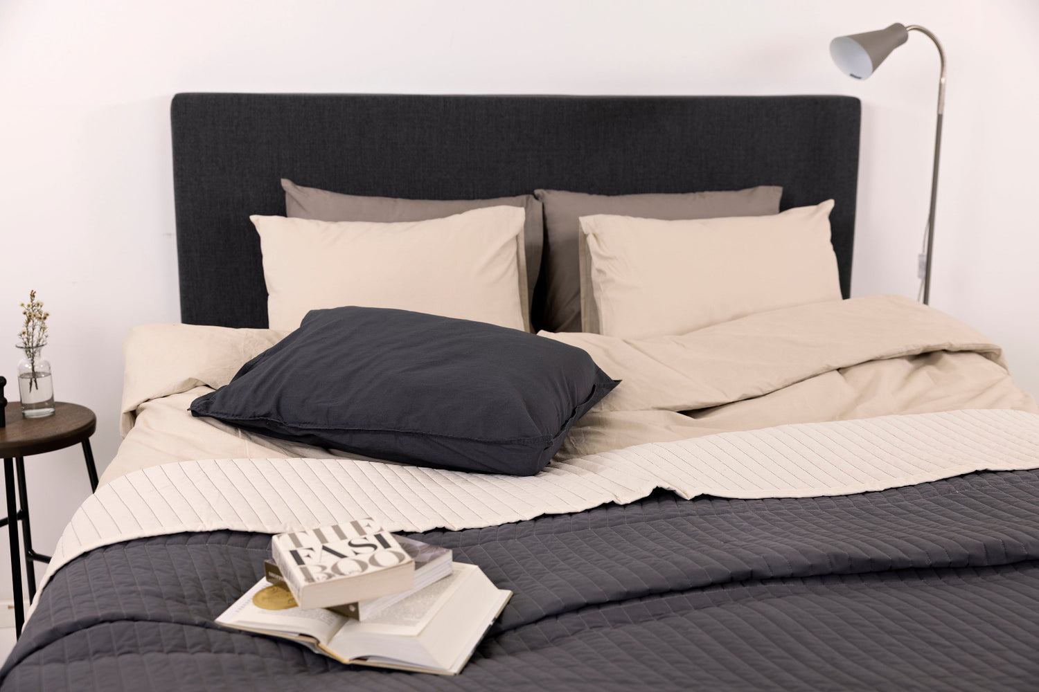 Kuvassa on antrasiitinvärinen Hilding Original -jenkkisänky. Kuvan sängyn Original -sängynpääty myydään erikseen.