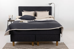 Kuvassa on antrasiitinvärinen Hilding Original -jenkkisänky luonnonvärisillä 18 cm korkeilla Royal-tammijaloilla ja yhtenäisellä profiloidulla kimmovaahtosijauspatjalla. Kuvan sängyn Original -sängynpääty myydään erikseen.