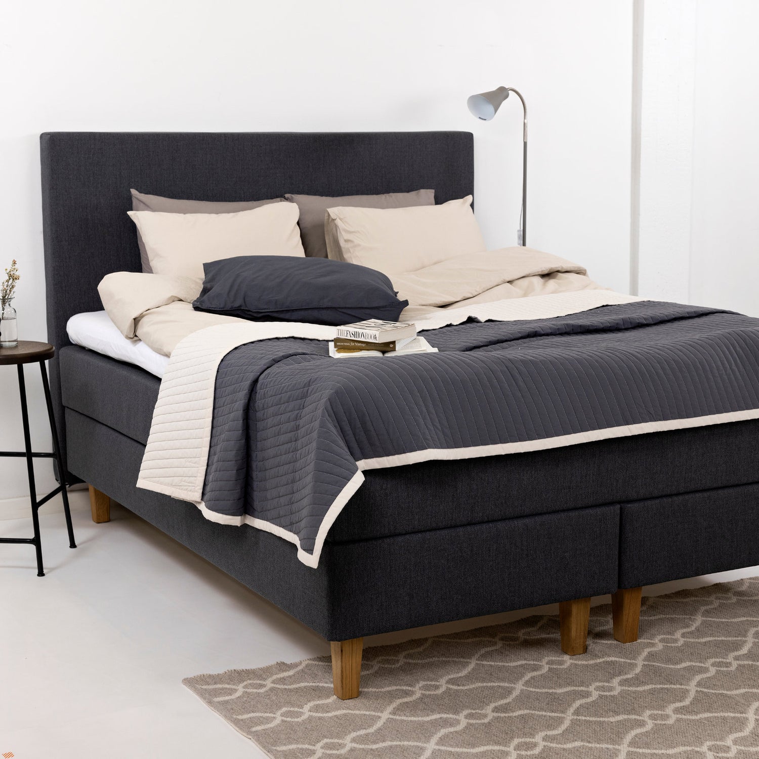 Kuvassa on antrasiitinvärinen Hilding Original -jenkkisänky luonnonvärisillä 18 cm korkeilla Royal-tammijaloilla ja yhtenäisellä profiloidulla kimmovaahtosijauspatjalla. Kuvan sängyn Original -sängynpääty myydään erikseen.