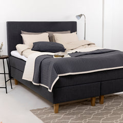 Kuvassa on antrasiitinvärinen Hilding Original -jenkkisänky luonnonvärisillä 18 cm korkeilla Royal-tammijaloilla ja yhtenäisellä profiloidulla kimmovaahtosijauspatjalla. Kuvan sängyn Original -sängynpääty myydään erikseen.