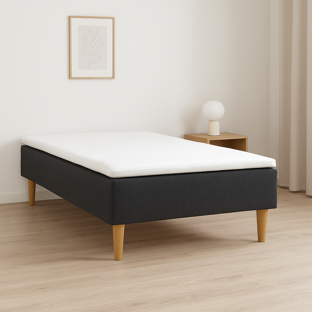 Antrasiitinvärinen Hilding Original -runkopatja 140 x 200 cm luonnonvärisillä 23 cm korkeilla Royal -tammijaloilla ja profiloidulla Hilding kimmovaahtosijauspatjalla. Stailattu visualisointi.