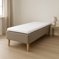 Hiekanvärinen Hilding Original -runkopatja luonnonvärisillä 23 cm korkeilla Royal -tammijaloilla ja profiloidulla Hilding -kimmovaahtosijauspatjalla. Stailattu visualisointi.