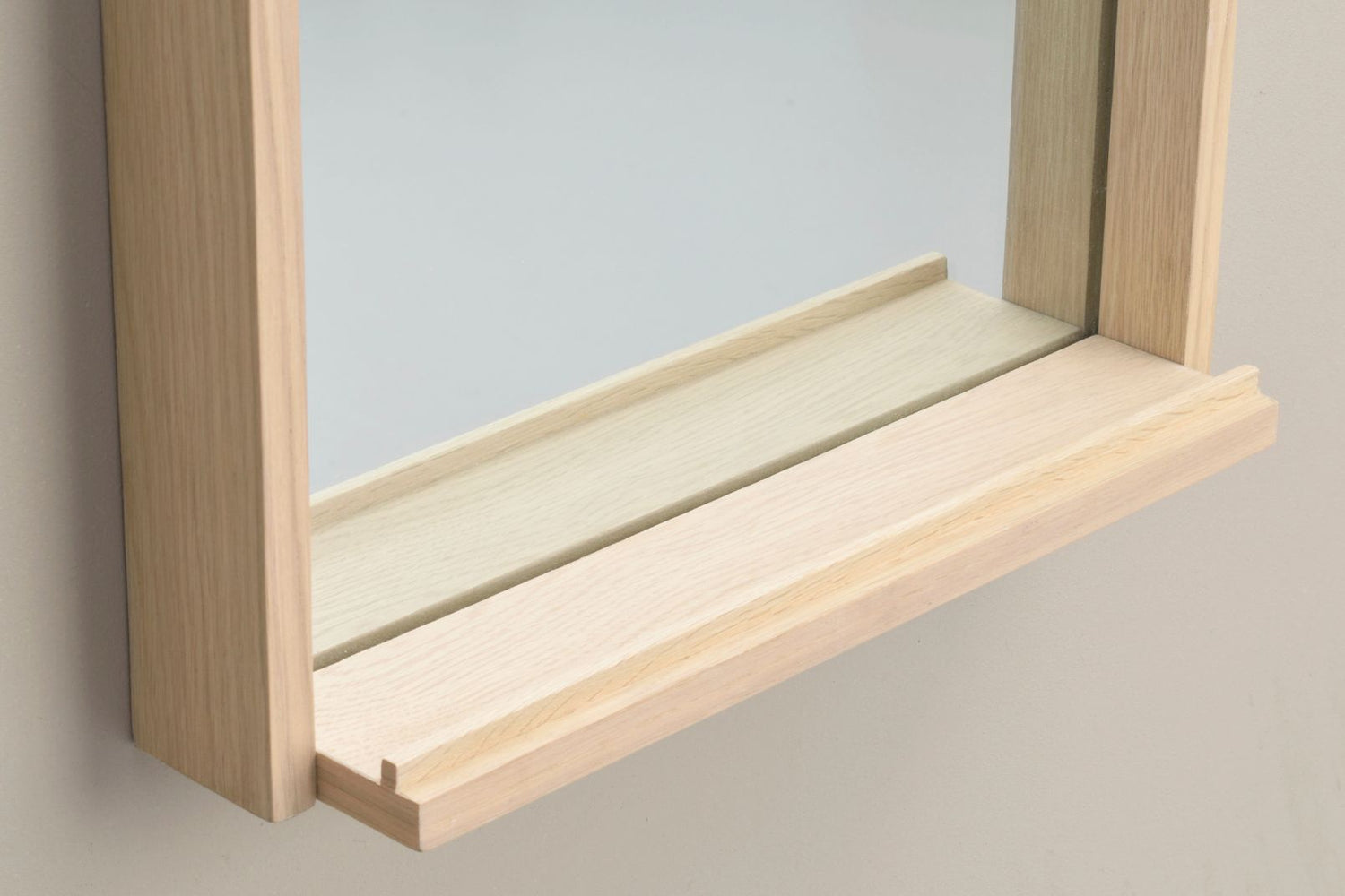 Valkotammenvärinen Hillmond-peili.