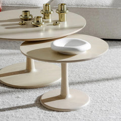 Kuvassa on valkotammenvärinen Hobart-sohvapöytä. Kannen halkaisija 60 cm.