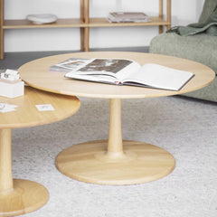 Kuvassa tammenvärinen Hobart-sohvapöytä. Kannen halkaisija 90 cm.