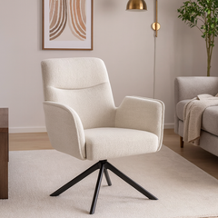 Holberg-tuoli verhoiltuna vaalea beige 111 -kankaalla ja musta metallijalka - tuoli on pyörivä ja mekanismi palauttava. Stailattu visualisointi.