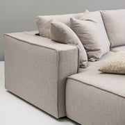 Lähikuvassa on Melody-divaanisohva vaalean beigellä Puglia 10 -verhoilukankaalla. Sohvassa on matalat 1,5 cm muovijalat.