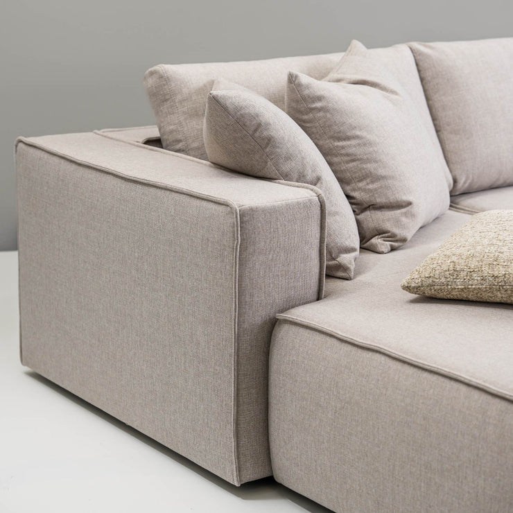 Lähikuvassa on Melody-divaanisohva vaalean beigellä Puglia 10 -verhoilukankaalla. Sohvassa on matalat 1,5 cm muovijalat.