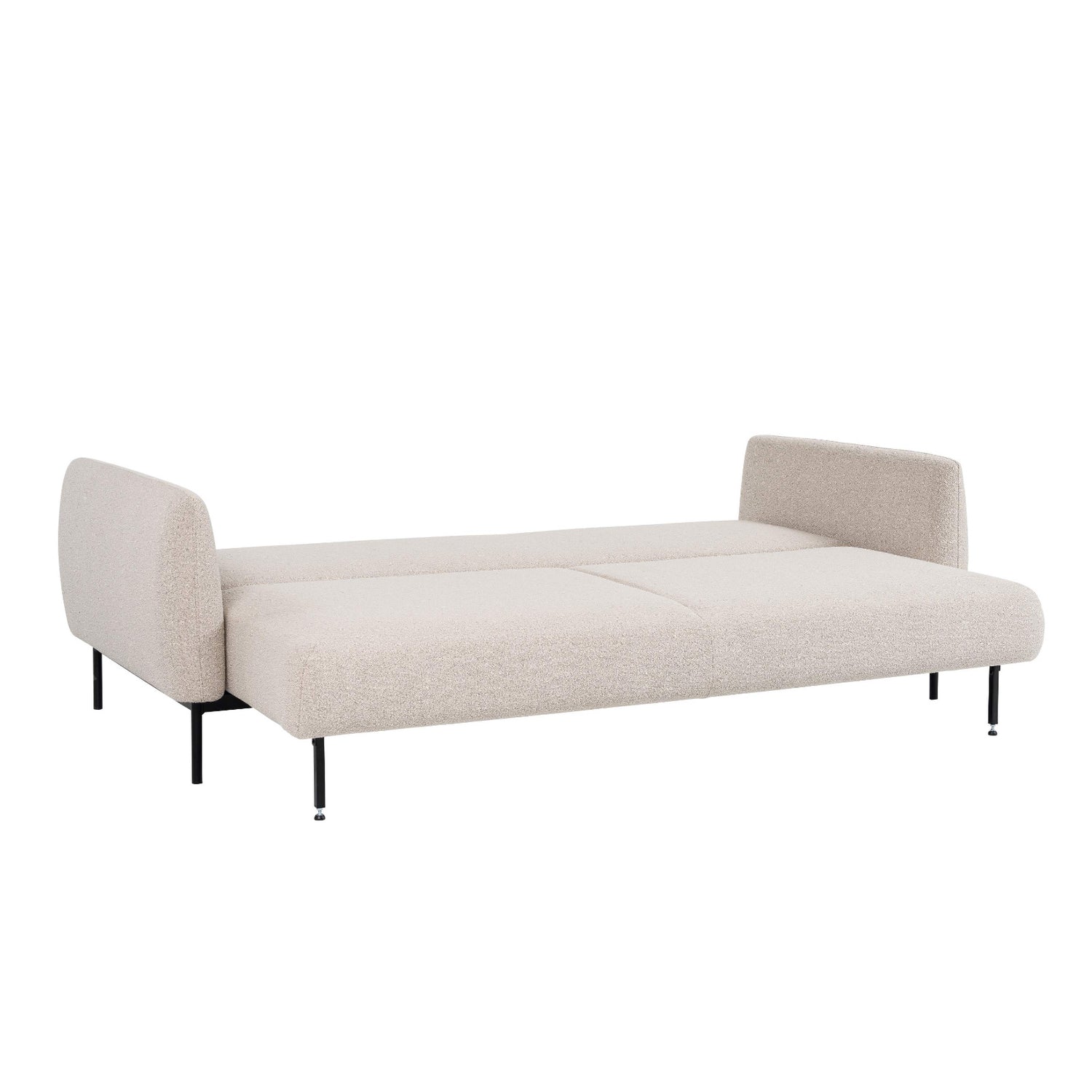 Kuvassa on 3-istuttava Newby-sohva vuodemekanismi avattuna. Vuodesohvassa on beige Loop 03 -verhoilukangas, musta metallijalkaosa ja kuvassa on näkyvissä myös mekanismin mustat jalat. 