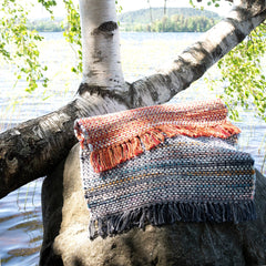 Kuvassa on Huviniemi-maton koralli ja harmaa väri.