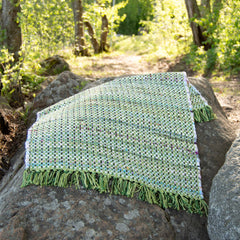 Kuvassa on Huviniemi-maton vihreä väri.