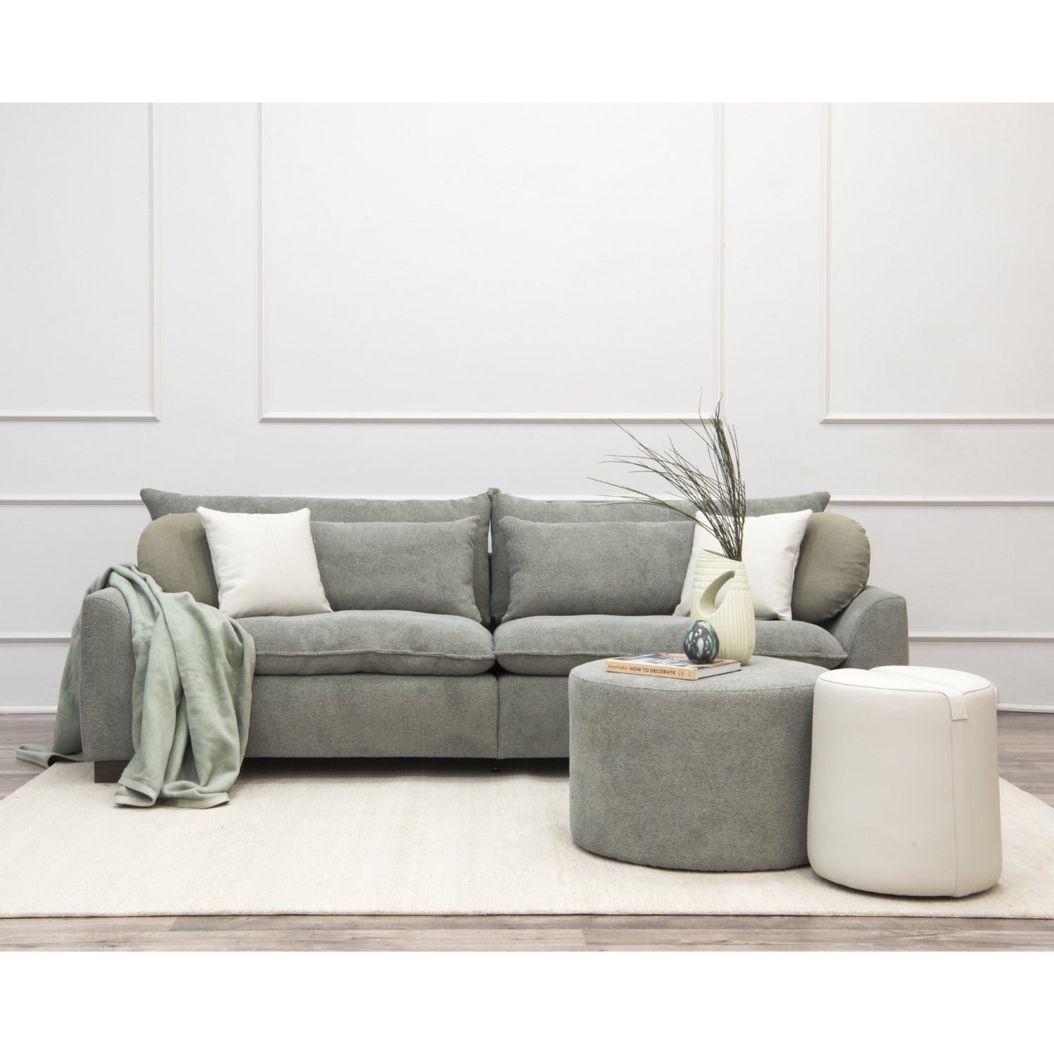 Kuvassa on Ideal 3-4 istuttava sohva - verhoiltuna murretun vihreällä Macan Thyme -kankaalla. Kuvan sohvan edessä olevat rahit myydään erikseen.