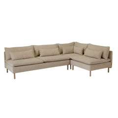 Idyll-vuodekulmadivaanissa on moduulit 3-istuttava keskiosa + kulmaosa + 1-istuttava keskiosa. 3-istuttava moduuliosan istuintyynyt ovat kahtia jaetut, verhoilukangas on beige Capri 02 ja tammijalat ovat öljytyt luonnonväriset.