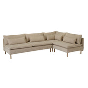 Idyll-vuodekulmadivaanissa on moduulit 3-istuttava keskiosa + kulmaosa + 1-istuttava keskiosa. 3-istuttava moduuliosan istuintyynyt ovat kahtia jaetut, verhoilukangas on beige Capri 02 ja tammijalat ovat öljytyt luonnonväriset.