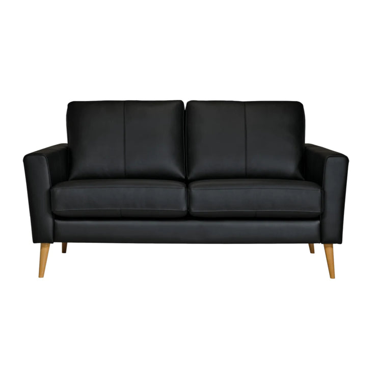 Ilona 2-istuttava sohva mustalla 5201 Leonardo-nahkaverhoilulla. Kuvan sohvassa on 15 cm leveät M15-käsinojat ja 18 cm korkeat vinot puiset kartiojalat.
