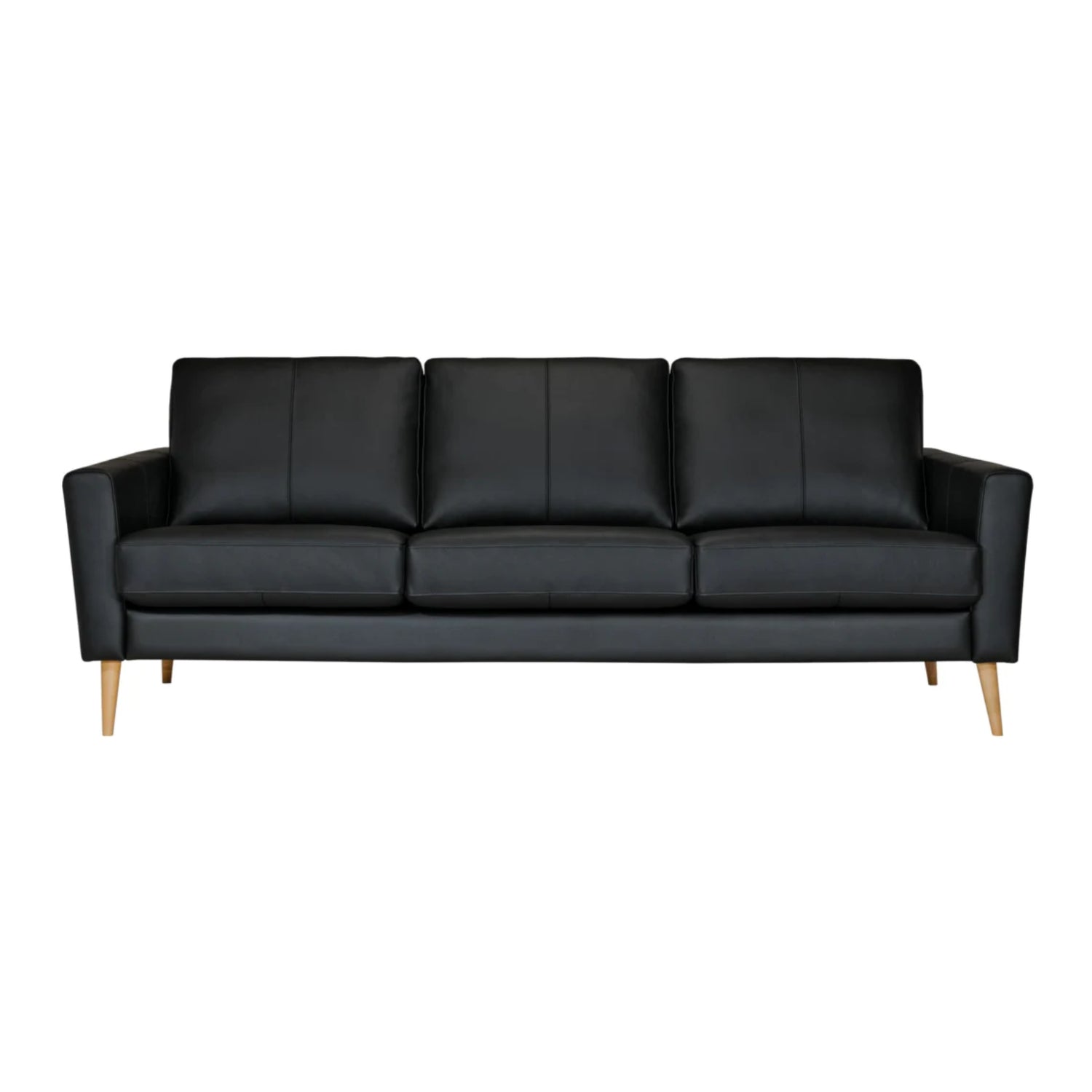 Ilona 3-istuttava sohva mustalla Leonardo 5201 -nahkaverhoilulla. Kuvan sohvassa on 15 cm leveät M-15-käsinojat ja 18 cm korkeat vinot puiset kartiojalat.