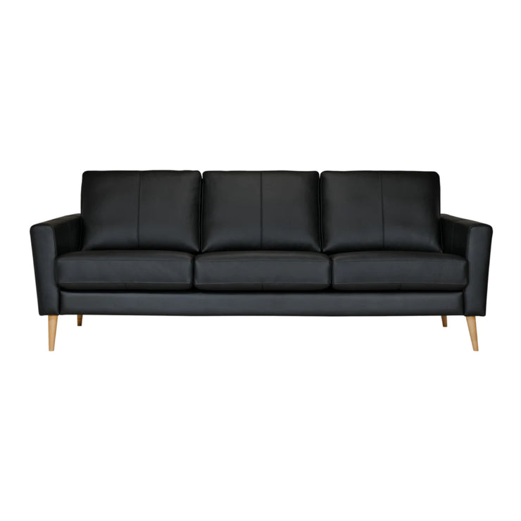 Ilona 3-istuttava sohva mustalla Leonardo 5201 -nahkaverhoilulla. Kuvan sohvassa on 15 cm leveät M-15-käsinojat ja 18 cm korkeat vinot puiset kartiojalat.
