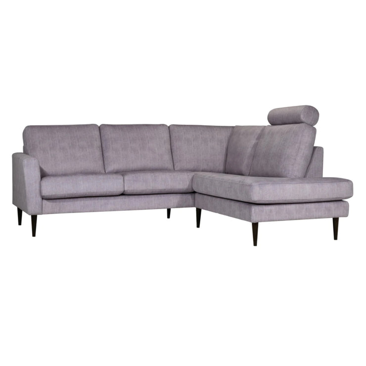 Ilona-kulmadivaani harmaalla Style 15 -kankaalla. Kuvan sohvassa on 15 cm leveä M15-käsinoja ja 18 cm korkeat wengen väriset suorat kartiojalat.