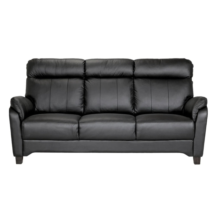 Isabella on ryhdikäs sohva, jossa on panostettu erityisesti istuttavuuteen. Kuvan sohvan verhoiluna on Merone-nahka värissä 3002 musta. Sivut ja taustat ovat keinonahkaa.