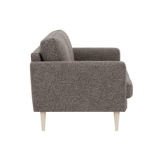 Ilona 2-istuttava ruskealla Altamura 107 -kankaalla ja luonnonvärisillä 18 cm korkeilla pyöreäkartiojaloilla. Kuvan sohvassa on 10 cm leveät KN10-käsinojat.