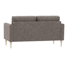 Ilona 2-istuttava ruskealla Altamura 107 -kankaalla ja luonnonvärisillä 18 cm korkeilla pyöreäkartiojaloilla. Kuvan sohvassa on 10 cm leveät KN10-käsinojat.