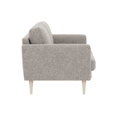 Ilona 2-istuttava hiekanvärisellä Altamura 124 -kankaalla ja luonnonvärisillä 18 cm korkeilla pyöreäkartiojaloilla. Kuvan sohvassa on 10 cm leveät KN10-käsinojat.