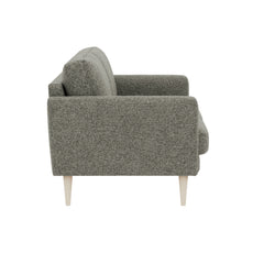 Ilona 2-istuttava vihreällä Altamura 407 -kankaalla ja luonnonvärisillä 18 cm korkeilla pyöreäkartiojaloilla.  Kuvan sohvassa on 10 cm leveät KN10-käsinojat.