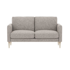 Ilona 2-istuttava hiekanvärisellä Altamura 124 -kankaalla ja luonnonvärisillä 18 cm korkeilla pyöreäkartiojaloilla. Kuvan sohvassa on 10 cm leveät KN10-käsinojat.