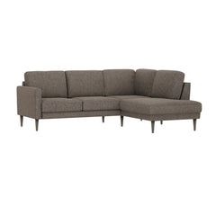 Ilona -kulmadivaanisohva ruskealla AC Laviano 32 -kankaalla ja 18 cm korkeilla wengenvärisillä pyöreäkartio-jaloilla. Kuvan sohvassa on 10 cm leveä KN10-käsinoja.