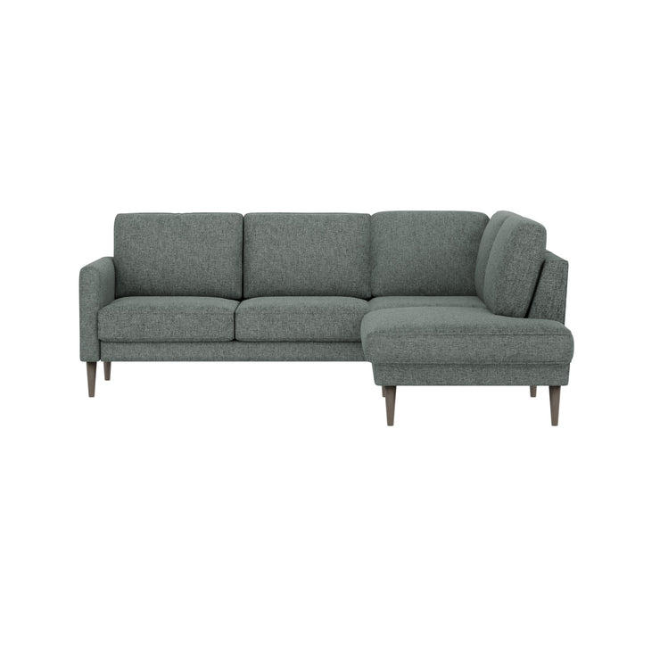Ilona -kulmadivaanisohva tummanvihreällä AC Laviano 395 -kankaalla ja 18 cm korkeilla wengenvärisillä pyöreäkartio-jaloilla. Kuvan sohvassa on 10 cm leveä KN10-käsinoja.