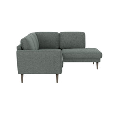 Ilona -kulmadivaanisohva tummanvihreällä AC Laviano 395 -kankaalla ja 18 cm korkeilla wengenvärisillä pyöreäkartio-jaloilla. Kuvan sohvassa on 10 cm leveä KN10-käsinoja.