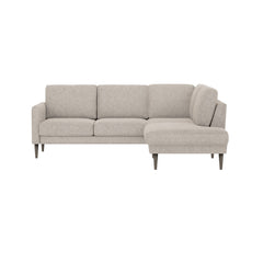 Ilona -kulmadivaanisohva beigellä AC Laviano 80 -kankaalla ja 18 cm korkeilla wengenvärisillä pyöreäkartio-jaloilla. Kuvan sohvassa on 10 cm leveä KN10-käsinoja.