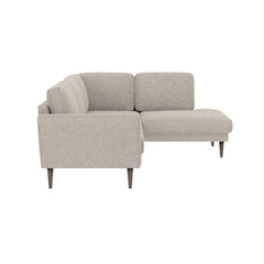 Ilona -kulmadivaanisohva beigellä AC Laviano 80 -kankaalla ja 18 cm korkeilla wengenvärisillä pyöreäkartio-jaloilla. Kuvan sohvassa on 10 cm leveä KN10-käsinoja.