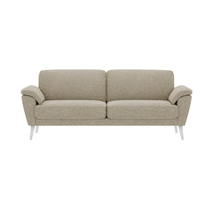 Ilona-sohva hiekanvärisellä AC Naomi 430 -kankaalla ja valkoisilla 18 cm korkeilla vinoilla pyöreäkartiojaloilla. Kuvan sohvassa on 17 cm leveät KNT-käsinojat.